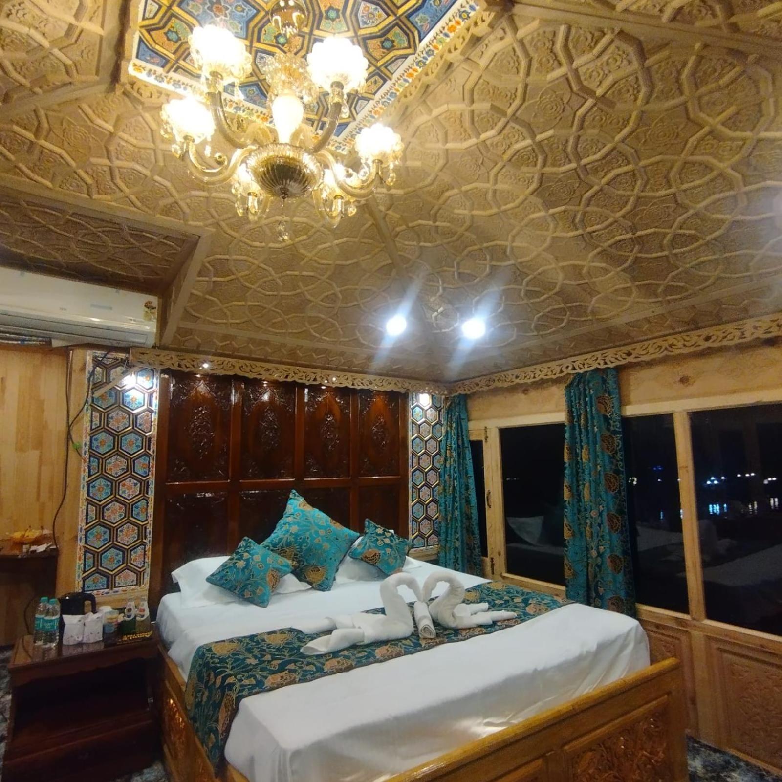 Houseboat Aristotle Excellence Hotel ศรีนาการ์ ภายนอก รูปภาพ